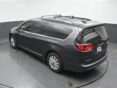 Used 2018 Chrysler Pacifica Touring-L FWD image 19