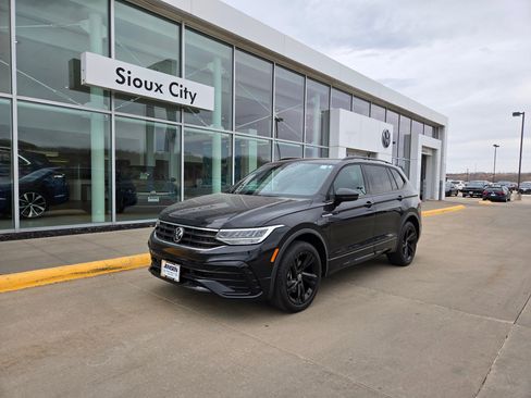 Certified 2023 Volkswagen Tiguan SE R-Line AWD/4WD image 1