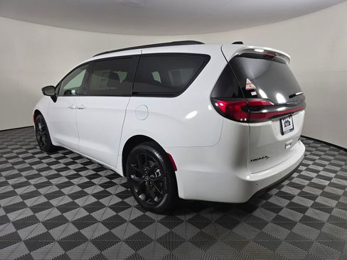 New 2026 Chrysler Pacifica Limited w/ Uconnect Theater Family Group image 6