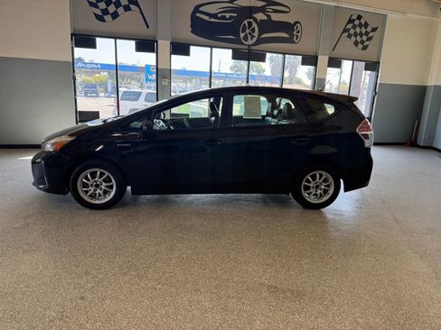 Used 2016 Toyota Prius V Four FWD image 4