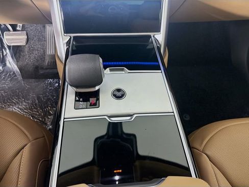 New 2025 Land Rover Range Rover SE image 18