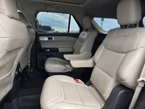 Certified 2023 Ford Explorer Platinum w/ Technology Package AWD/4WD image 30