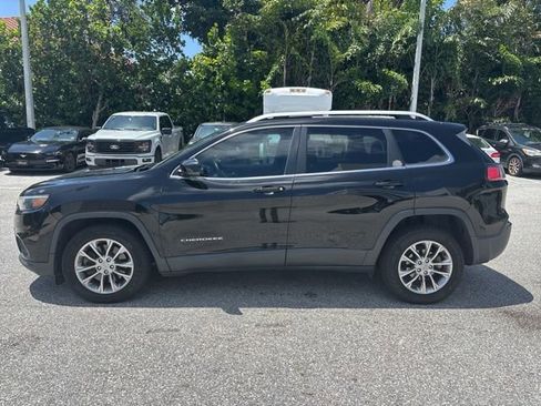 Used 2019 Jeep Cherokee Latitude Plus w/ Comfort/Convenience Group FWD image 4