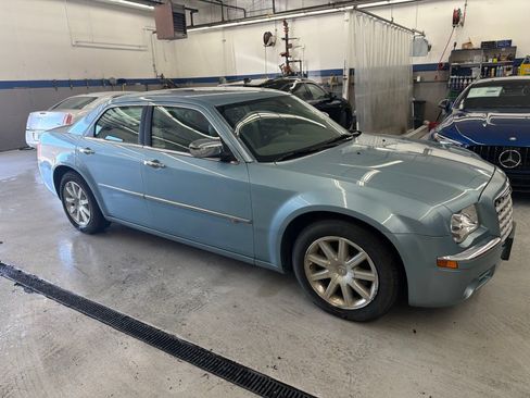 Used 2009 Chrysler 300 C RWD image 1