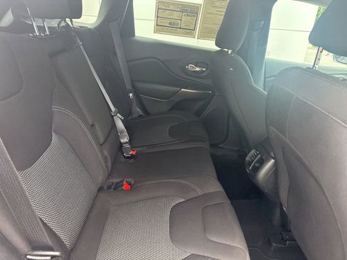 Used 2021 Jeep Cherokee Latitude FWD image 26