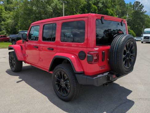 Used 2025 Jeep Wrangler Unlimited Sahara w/ Safety Group AWD/4WD image 6