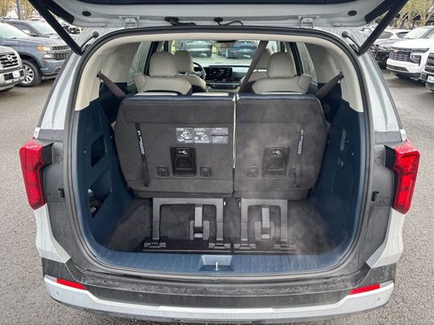 Used 2025 Kia Carnival EX image 11