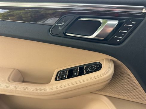 Certified 2025 Porsche Macan AWD/4WD image 12