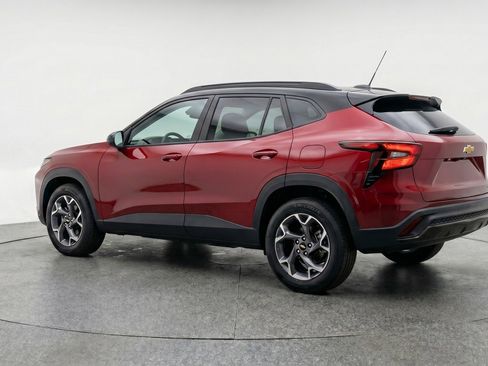Used 2025 Chevrolet Trax LT FWD image 6