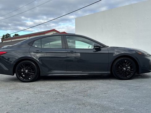 Used 2025 Toyota Camry SE image 3
