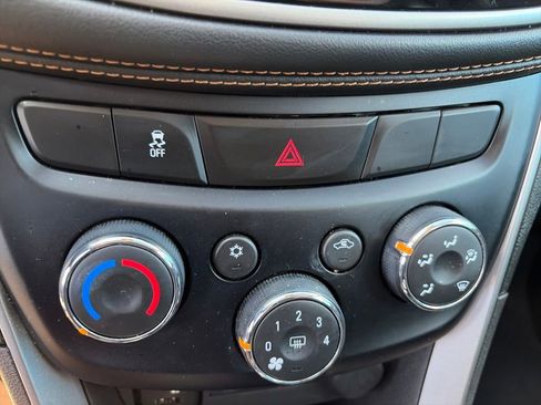 Used 2019 Chevrolet Trax LT w/ LT Convenience Package AWD/4WD image 19