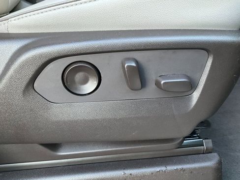 Used 2022 GMC Yukon SLT w/ SLT Premium Package image 22