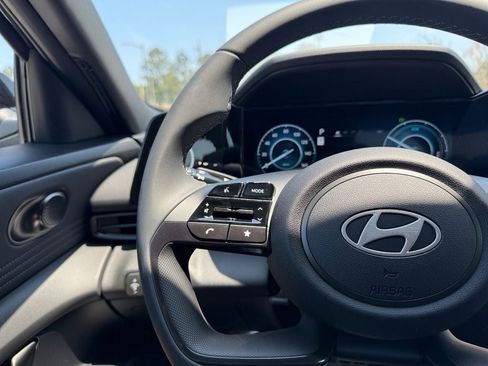 New 2025 Hyundai Elantra SEL image 12