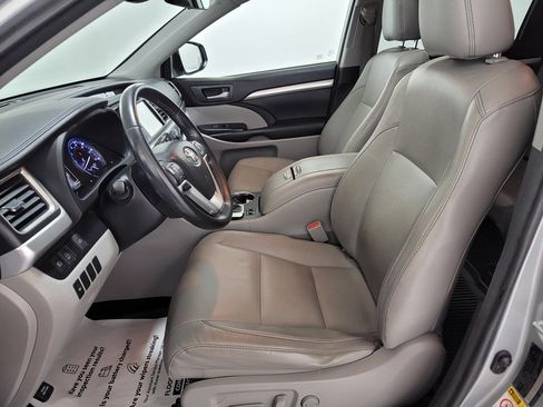Used 2018 Toyota Highlander XLE AWD/4WD image 14