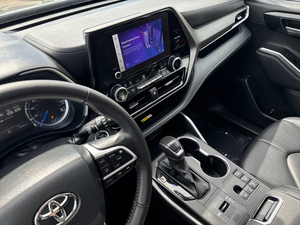 Used 2023 Toyota Highlander XLE AWD/4WD image 23