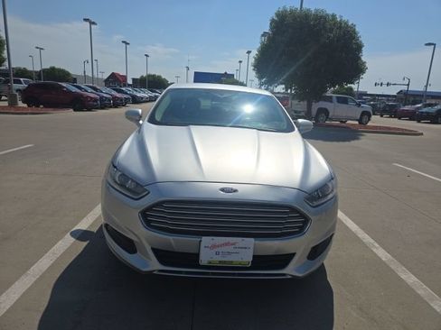 Used 2016 Ford Fusion SE w/ SE Cold Weather Package FWD image 3