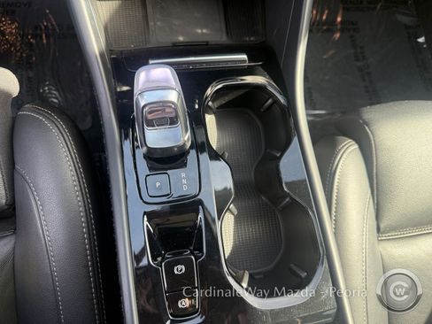 Used 2025 Volvo XC40 B5 Plus image 24