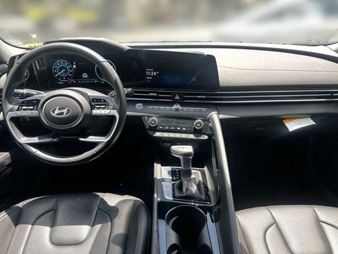 Used 2025 Hyundai Elantra Limited FWD image 3