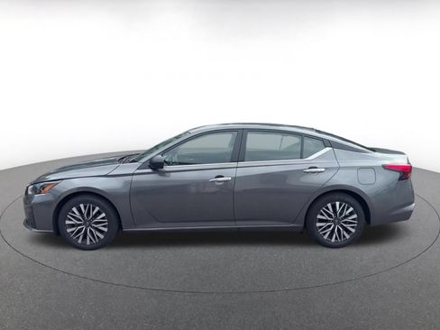 Used 2025 Nissan Altima 2.5 SV FWD image 8