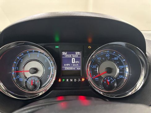 Used 2016 Chrysler Town & Country Touring FWD image 39