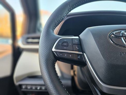 Used 2025 Toyota Sienna Platinum image 26