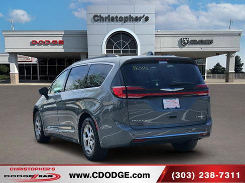 Used 2023 Chrysler Pacifica Limited FWD image 5