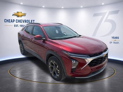 Used 2025 Chevrolet Trax LT w/ Driver Confidence Package FWD image 2