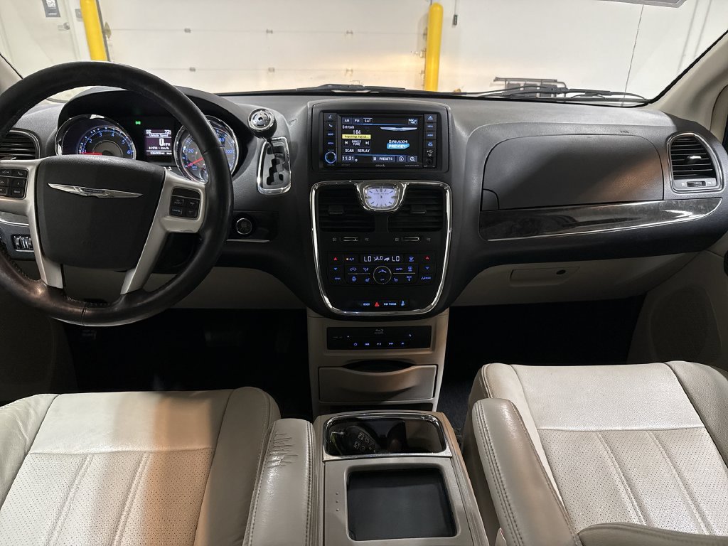 Used 2014 Chrysler Town & Country Touring-L w/ Driver Convenience Group FWD image 10