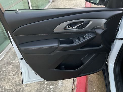 Used 2021 Chevrolet Traverse LS image 11