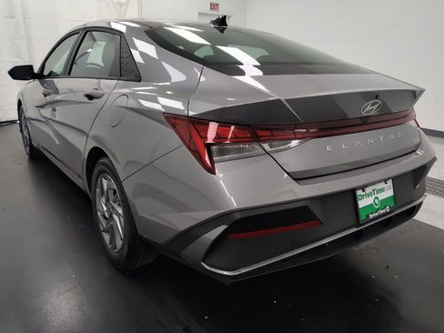 Used 2025 Hyundai Elantra Hybrid FWD image 5