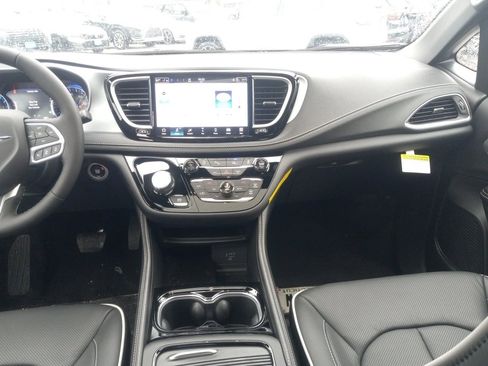 New 2026 Chrysler Pacifica Limited image 3