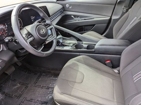 Used 2025 Hyundai Elantra SEL image 23