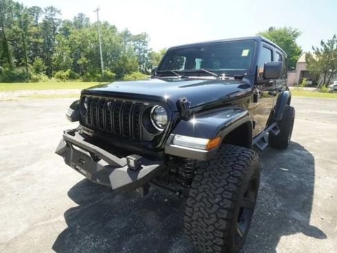 Used 2025 Jeep Wrangler Unlimited Sahara AWD/4WD image 3