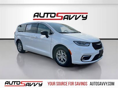 Used 2025 Chrysler Pacifica Select