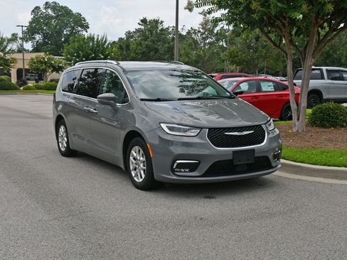 Used 2021 Chrysler Pacifica Touring-L FWD image 6