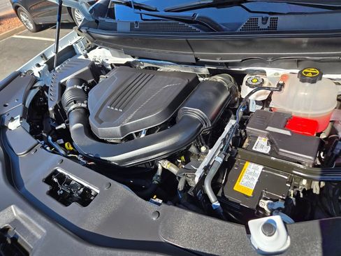 Used 2025 Chevrolet Traverse LT FWD image 17