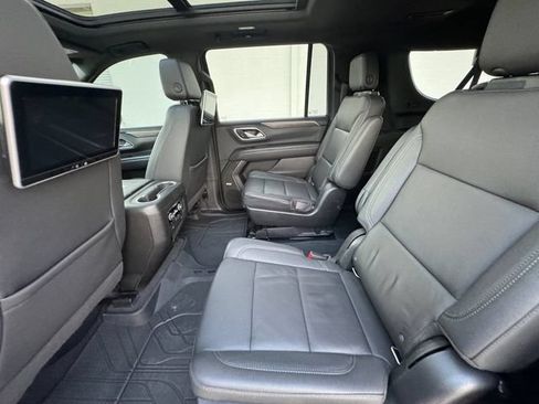Used 2022 Chevrolet Suburban Z71 w/ Luxury Package AWD/4WD image 29