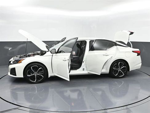 Used 2025 Nissan Altima 2.5 SR image 45