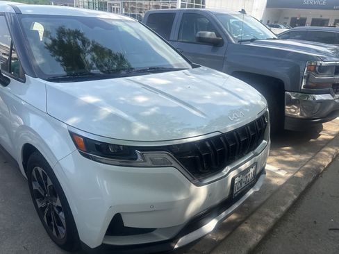 Used 2023 Kia Carnival EX FWD image 3