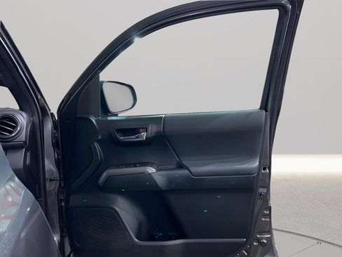 Used 2016 Toyota Tacoma SR image 12