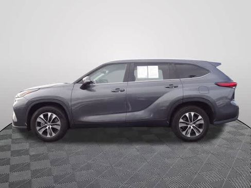 Used 2023 Toyota Highlander XLE FWD image 2