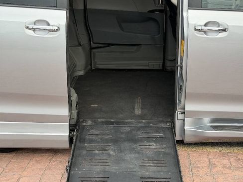 Used 2014 Toyota Sienna SE FWD image 12