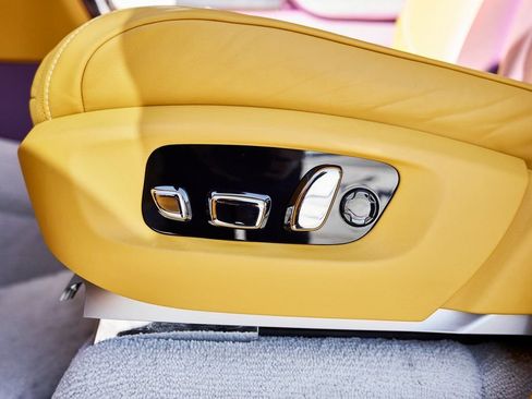 Used 2025 Rolls-Royce Cullinan image 40