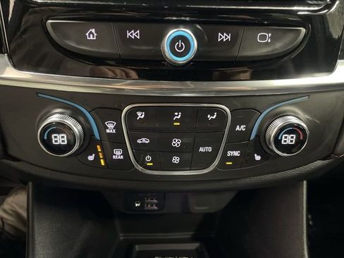 Used 2023 Chevrolet Traverse RS FWD image 19