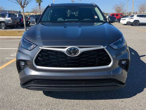 Certified 2025 Toyota Highlander XLE image 9