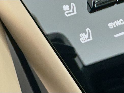 Certified 2025 Porsche Cayenne AWD/4WD image 23