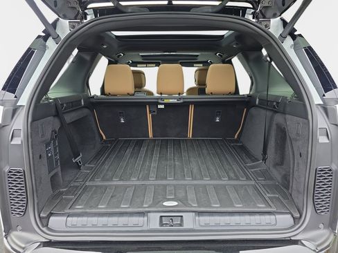 Certified 2025 Land Rover Discovery Dynamic SE AWD/4WD image 12