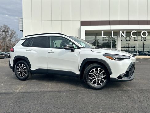 Used 2025 Toyota Corolla Cross SE image 1