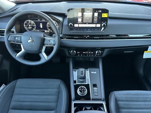 New 2025 Mitsubishi Outlander SE image 14