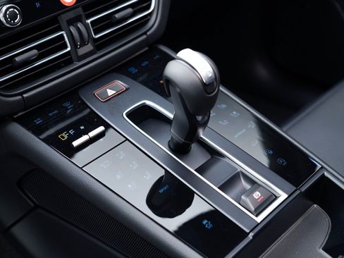 Certified 2026 Porsche Macan AWD/4WD image 25